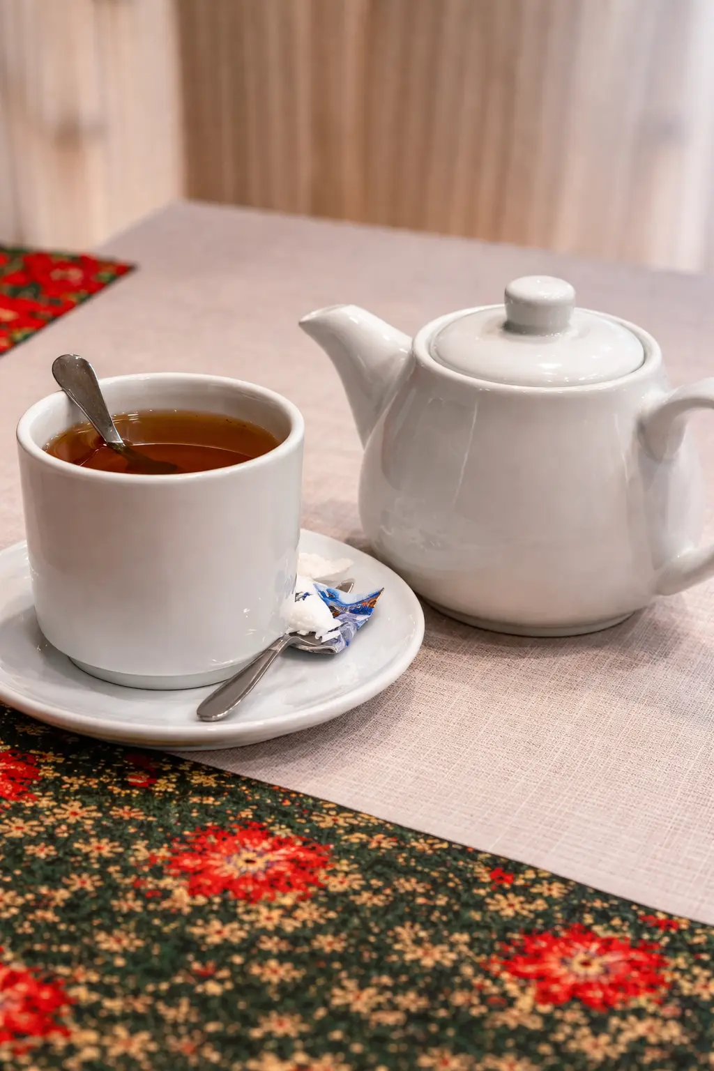 Stół w Restauracji Krakoski odpowiedni na herbatę i deser.