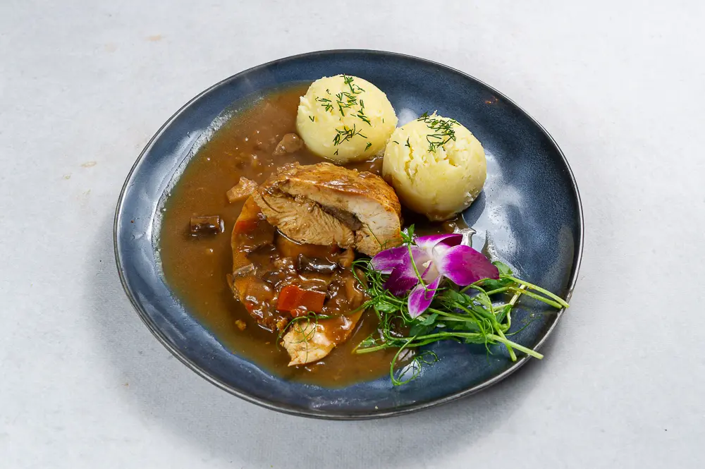 Indyk z borowikami w sosie grzybowym w Restauracji Krakoski na Kazimierzu w Krakowie.