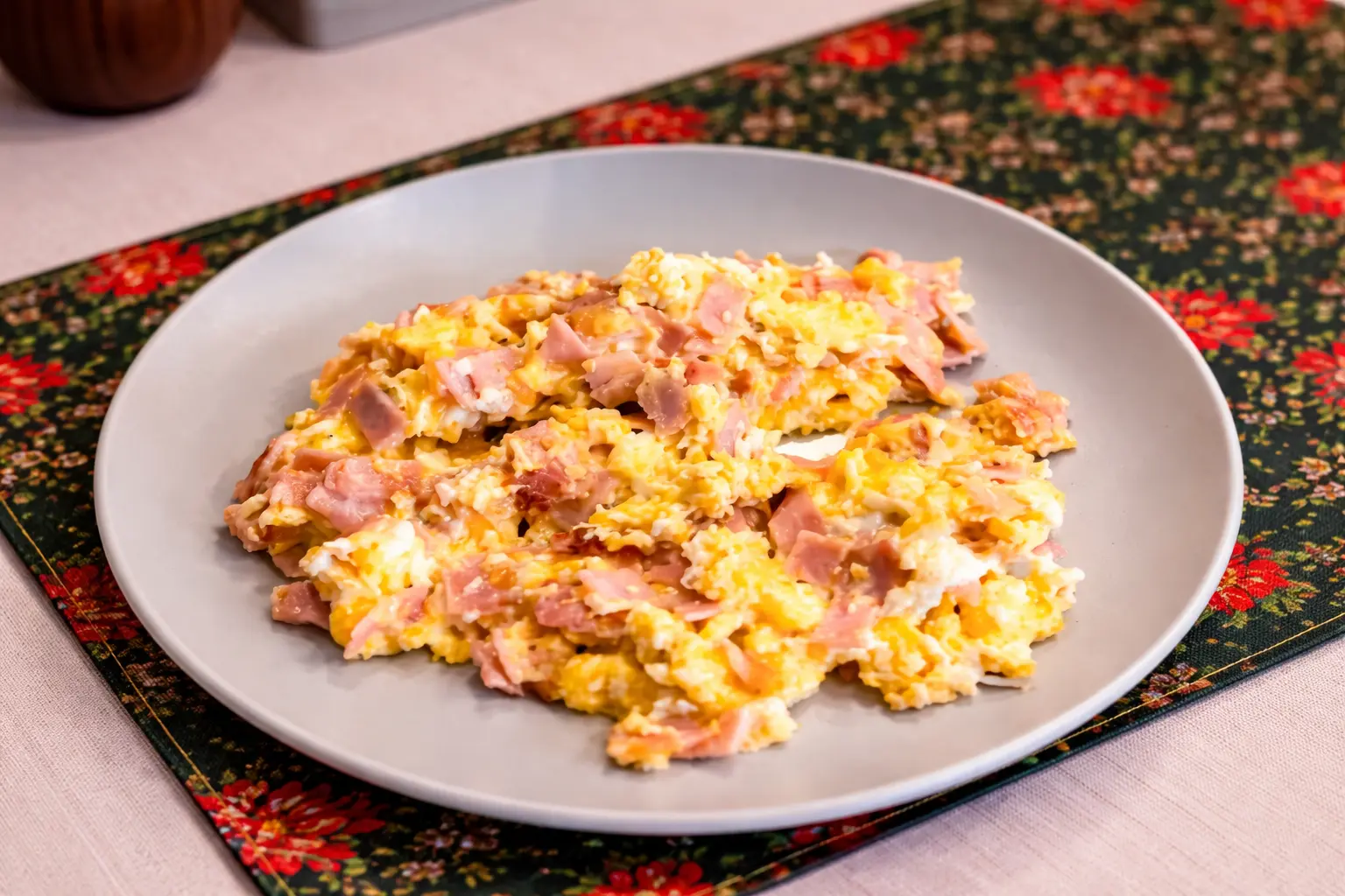 Jajecznica z 2 składnikami w Restauracji Krakoski na Kazimierzu w Krakowie.