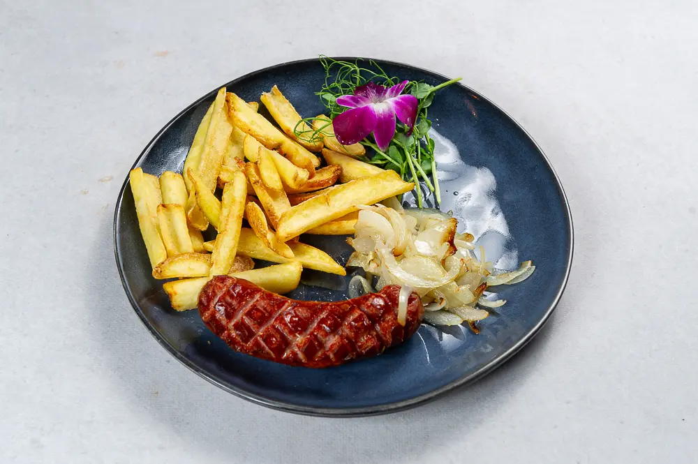 Kiełbasa z cebulką i pieczywem w Restauracji Krakoski na Kazimierzu w Krakowie.