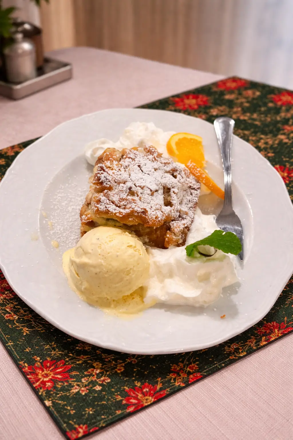 Deser serwowany przy stole w Restauracji Krakoski na Kazimierzu.